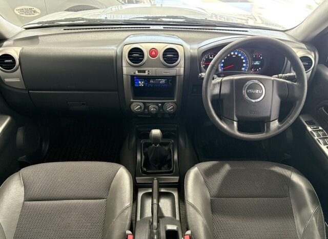 ISUZU KB 300 D-TEQ LX D/CAB 2010 full